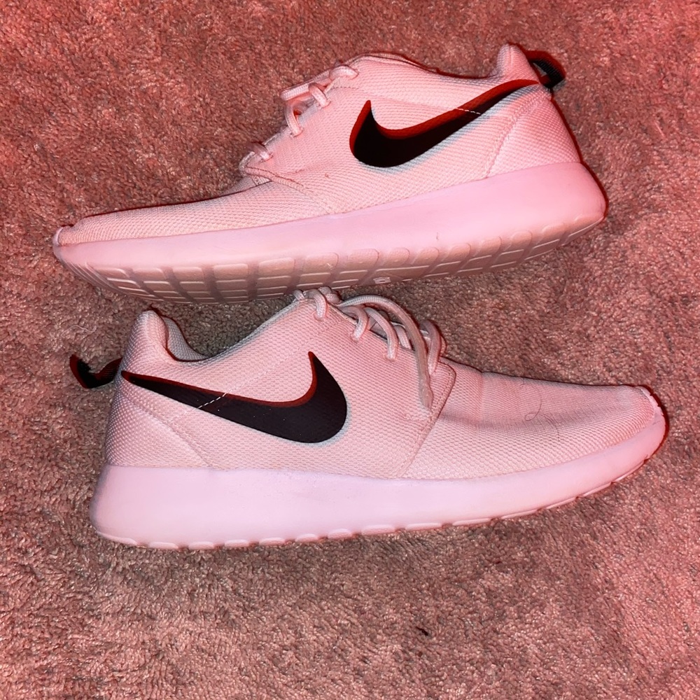 white nike roshie running shoes